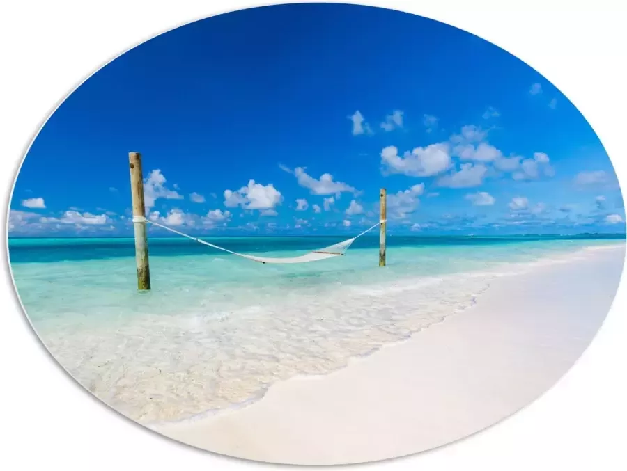 PVC Schuimplaat Ovaal Hangmat boven Aankomende Golven op Wit Tropisch Strand 108x81 cm Foto op Ovaal (Met Ophangsysteem)