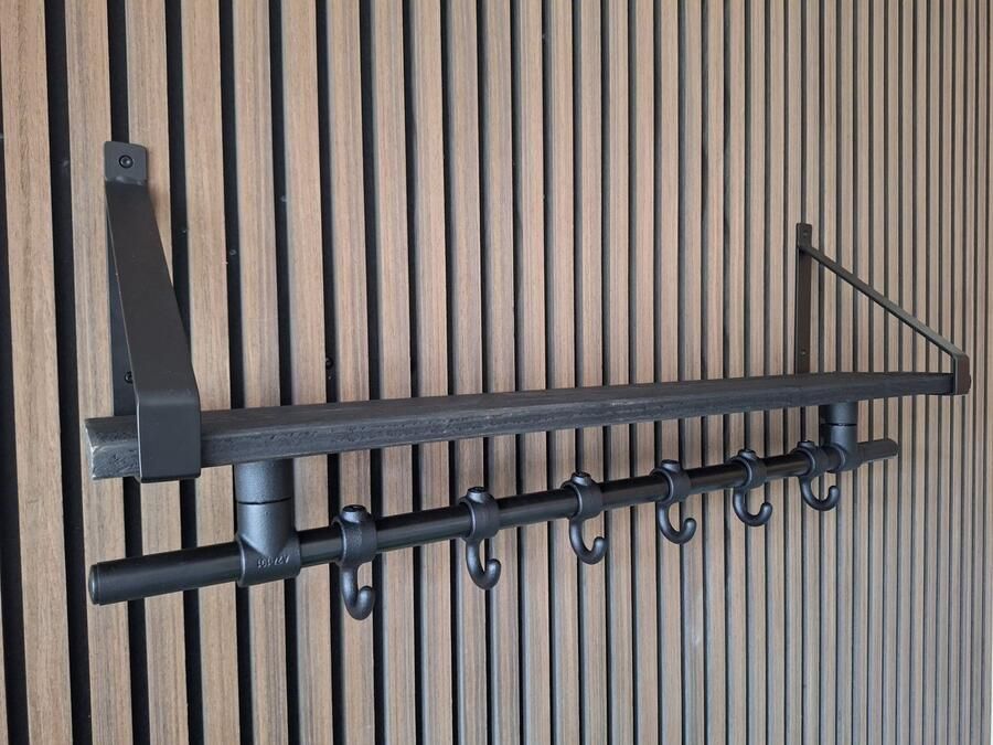 Absteigerhout Wandkapstok van Steigerbuis – 70 cm Industrieel – Met Zwart Houten Plank & Plankdragers