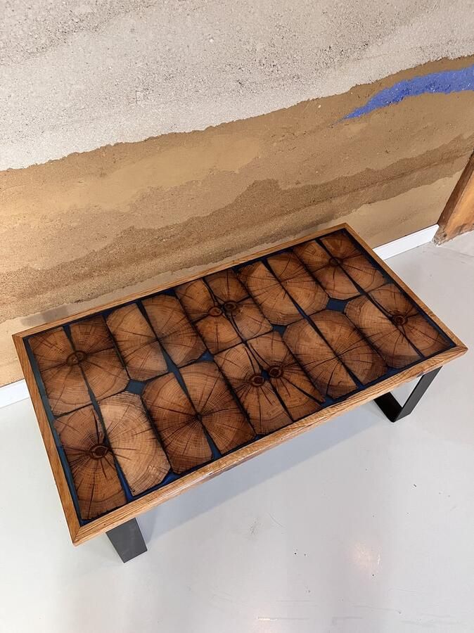 AiK bijzettafel eikenhouten latten in transparante epoxy met zwart gecoat stalen frame