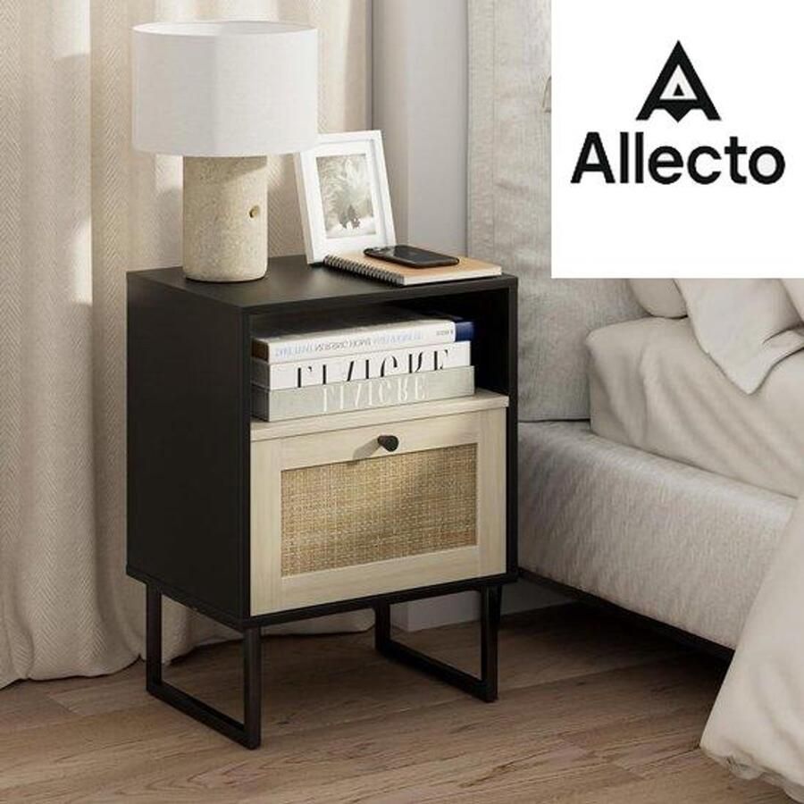Allecto Rotan nachtkastje modern Boho boerderijhouten nachtkastje met lade en open plank klein bijzettafeltje met zwart frame voor slaapkamer woonkamer kantoor (zwart)