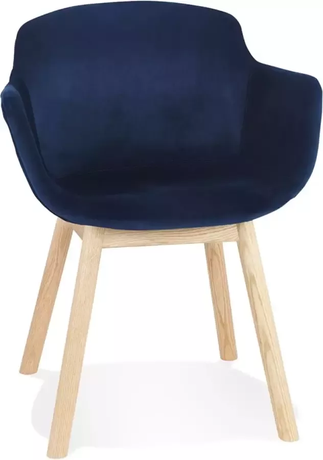Alterego Design Alterego Blauwe fluwelen stoel 'FRIDA' met armleuningen en poten van natuurlijk hout