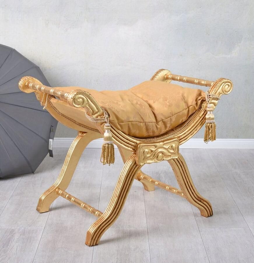 ANTYKI 24 Glamour gouden gestoffeerde poefbank met decoratieve kwastjes