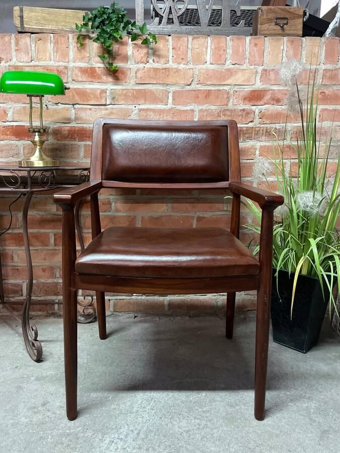 ANTYKI 24 Houten fauteuil met bruin leer in koloniale stijl