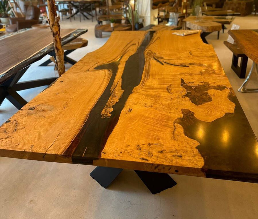 Arka Woods Epoxy en kastanje houten eettafel Amalia