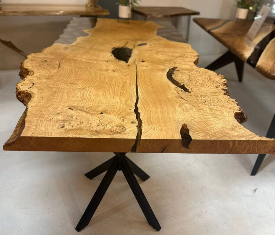 Arka Woods Epoxy en kastanje houten eettafel Hilda