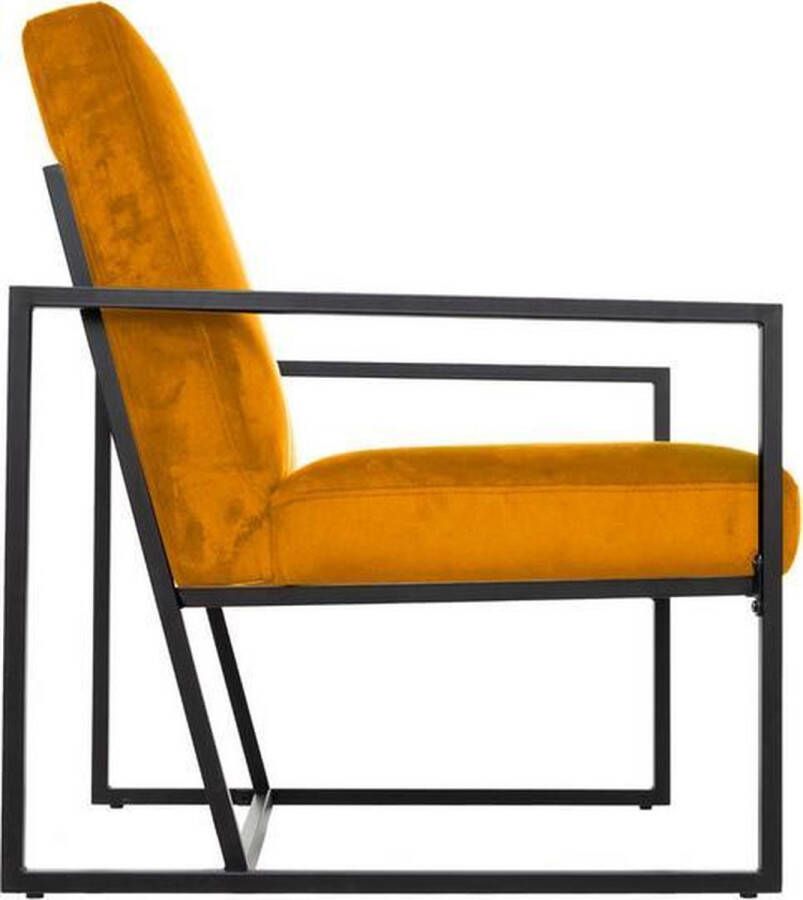 Atmosphera Moderne armstoel met zwart stalen frame en de zitting van oker geel velvet