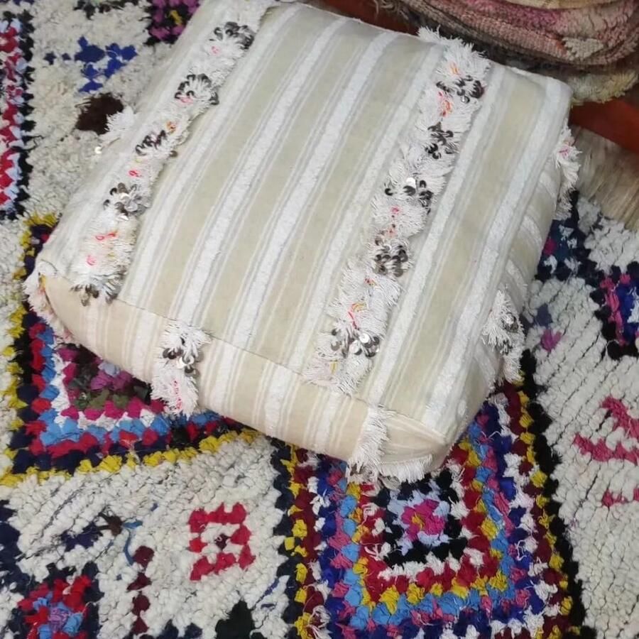 Authentiekevloerkleden.nl Marokkaanse vintage poef zit kussen zonder vulling Berber poef poef009 zitzak zitkussen retro poefs oosterse poefen