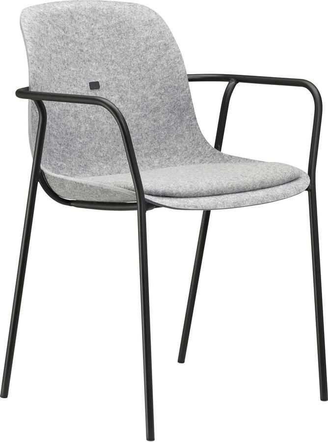 Beuk Felt Fine PET Stoel Lichtgrijs Zwart Frame 100% recycle plastic en staal Zitting Grijs Met Armleggers (Fair Furniture Group – Nederlands Familiebedrijf)