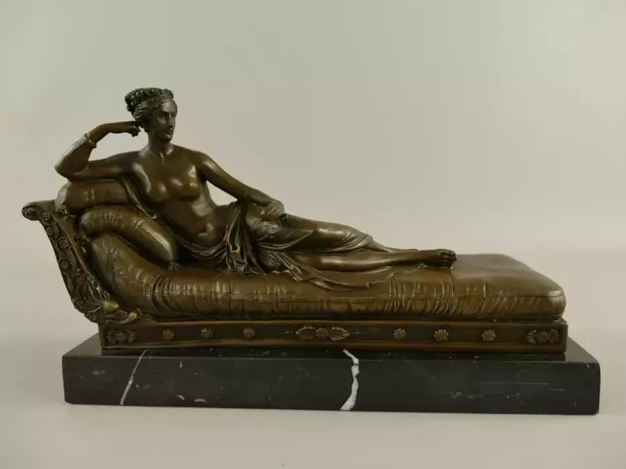 Bronzen beeld Naakte dame op Bank. Gedetailleerd sculptuur 20 cm hoog