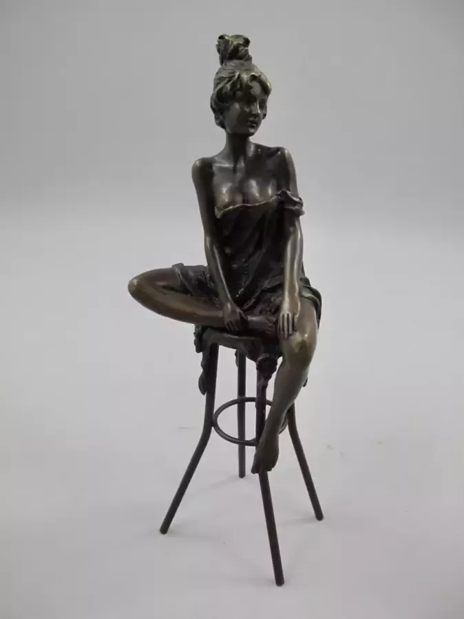 Bronzen beeld Vrouw op barkruk Gedetailleerd sculptuur 28 cm hoog