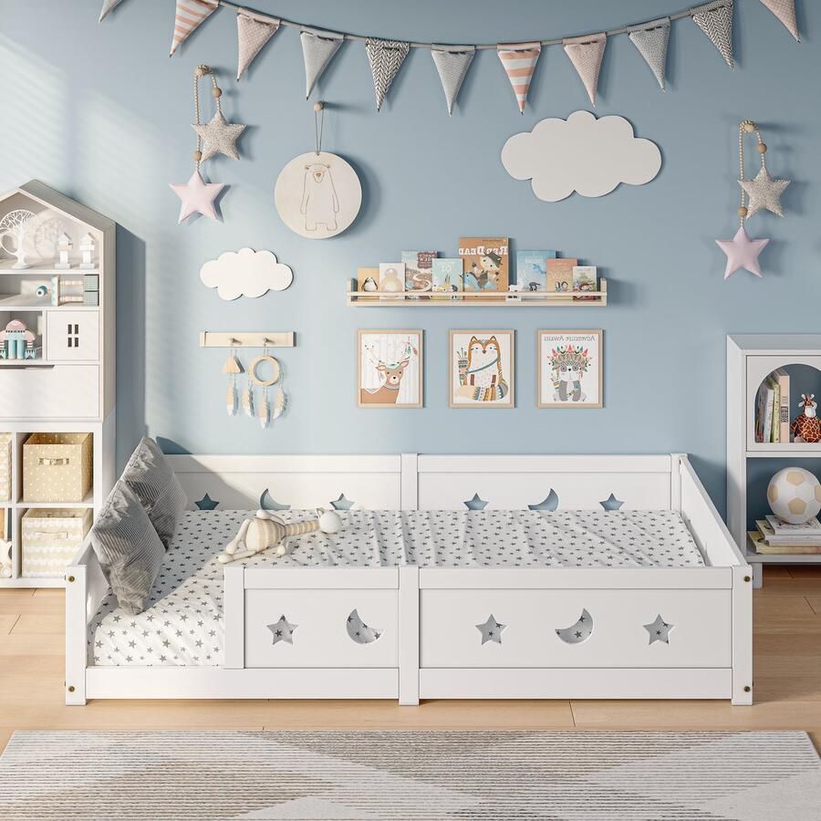 BursDany Montessori Kinderbed 140x200 cm Eenpersoonsbed Grondbed met valbeveiliging en lattenbodem sterren-maan-design voor jongens en meisjes van massief wit grenenhout (zonder matras)