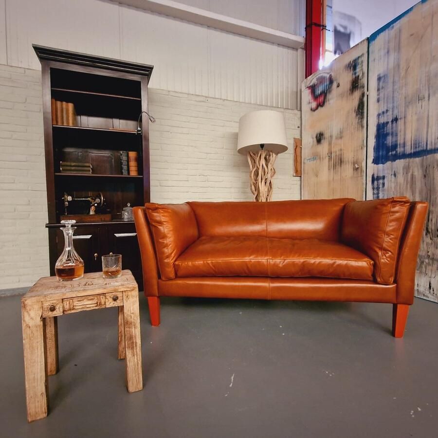 Chesterfield Timeless Mellon 2-Zits Bank – SC Mosterdbruin Leer