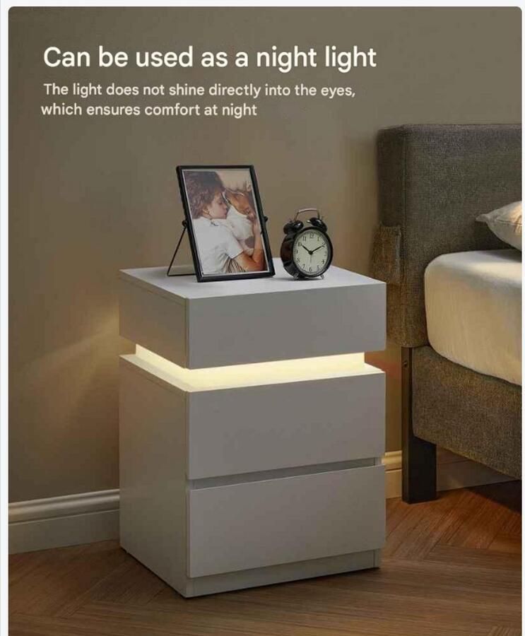 Corenia Nachtkastje Bijzettafel Salontafel Verstelbare Kleuren & Modus Kast met 3 Lades met LED Verlichting Moderne voor Slaapkamer Woonkamer Kantoor Natuurlijk