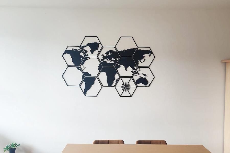 Cutting Edge Design Belgium Modulaire Wereldkaart in Zeshoeken – Wood Cut out Wanddecoratie van Cutting Edge Design Reizen Traveling Kunst Modern Artistiek Living Bureau Avontuur Warm Strak Wereldkaart Strak Uniek