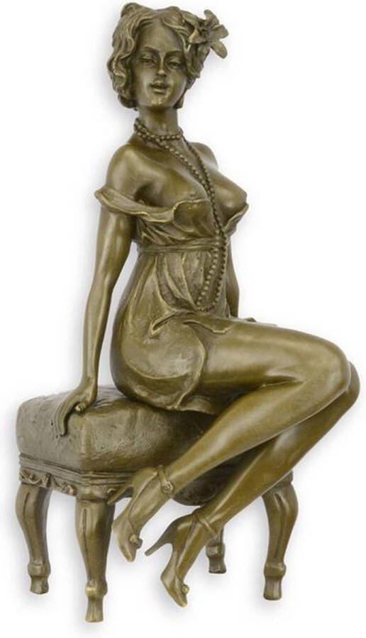 De Splinter bv EEN EROTISCH BRONZEN BEELDHOUWWERK VAN EEN HALFNAAKTE VROUW OP STOEL AN EROTIC BRONZE SCULPTURE OF A SEMI NUDE FEMALE ON CHAIR