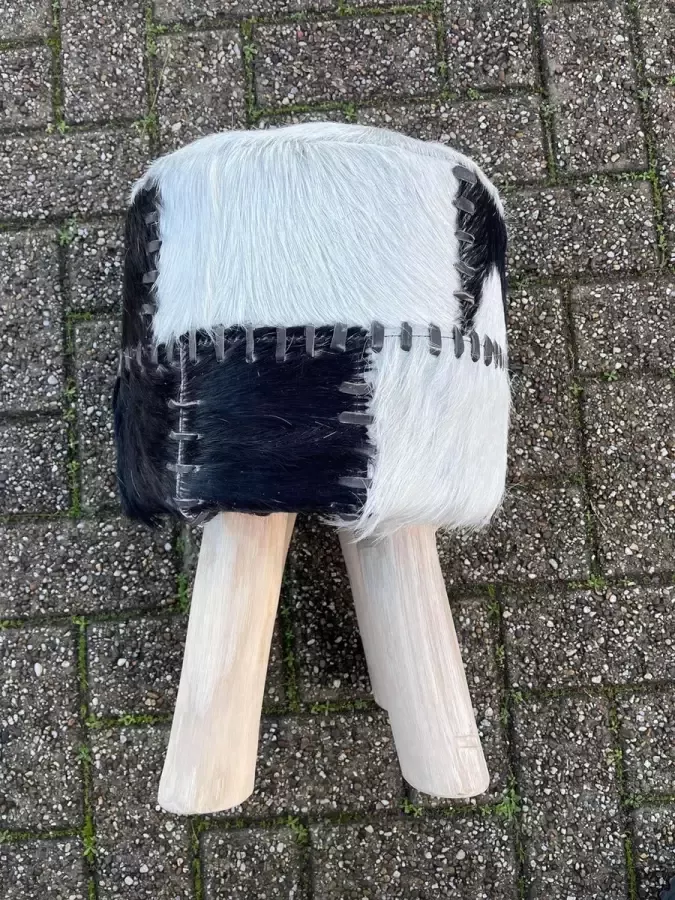 De Splinter bv Geitenhuiden krukje poef zwart wit geitenhuid met 4 teak houten poten Ø 30x45 cm