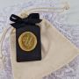 Deco.Kado Geurzakje met Amberblokje Kasthanger Autoparfum wax seal Letter Alfabet Persoonlijk Cadeau Handgemaakt goudkleurig wax Parfumzakje voor Auto Geurzakje voor kledingkast huisparfum cadeau voor hem of haar - Thumbnail 3