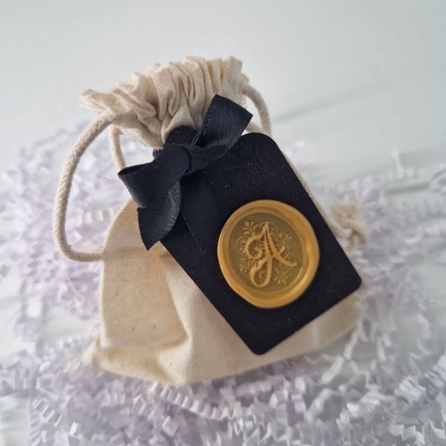 Deco.Kado Geurbuideltje met Amberblokje wax seal Letter Alfabet Persoonlijk Cadeau Handgemaakt goudkleurig wax Parfumzakje voor Auto Geurzakje voor kledingkast huisparfum cadeau voor hem of haar voor auto voor in huis - Foto 2