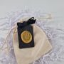 Deco.Kado Geurzakje met Amberblokje Kasthanger Autoparfum wax seal Letter Alfabet Persoonlijk Cadeau Handgemaakt goudkleurig wax Parfumzakje voor Auto Geurzakje voor kledingkast huisparfum cadeau voor hem of haar - Thumbnail 9