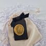 Deco.Kado Geurzakje met Amberblokje Kasthanger Autoparfum wax seal Letter Alfabet Persoonlijk Cadeau Handgemaakt goudkleurig wax Parfumzakje voor Auto Geurzakje voor kledingkast huisparfum cadeau voor hem of haar - Thumbnail 10
