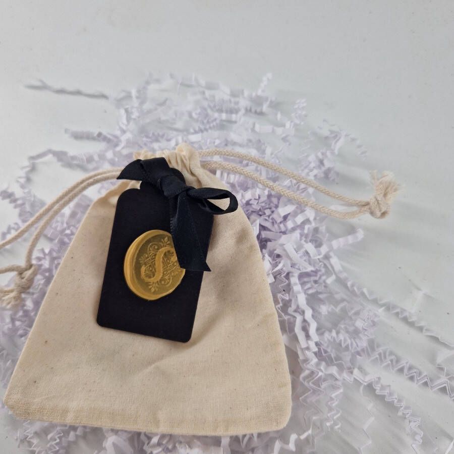Deco.Kado Geurbuiltje met Amberblokje wax seal Letter Alfabet Persoonlijk Cadeau Handgemaakt goudkleurig wax Parfumzakje voor Auto Geurzakje voor kledingkast huisparfum cadeau voor hem of haar