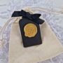 Deco.Kado Geurzakje met Amberblokje Kasthanger Autoparfum wax seal Letter Alfabet Persoonlijk Cadeau Handgemaakt goudkleurig wax Parfumzakje voor Auto Geurzakje voor kledingkast huisparfum cadeau voor hem of haar - Thumbnail 1