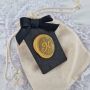 Deco.Kado Geurzakje met Amberblokje Kasthanger Autoparfum wax seal Letter Alfabet Persoonlijk Cadeau Handgemaakt goudkleurig wax Parfumzakje voor Auto Geurzakje voor kledingkast huisparfum cadeau voor hem of haar - Thumbnail 5