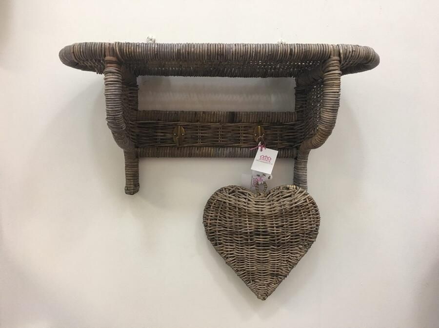 Decoshoppen.nl Wandkapstok H2 2 Haken & Legplank 60x20x28cm Naturel Riet Kapstok Landelijke Stijl -Decoshoppen Rieten kapstok