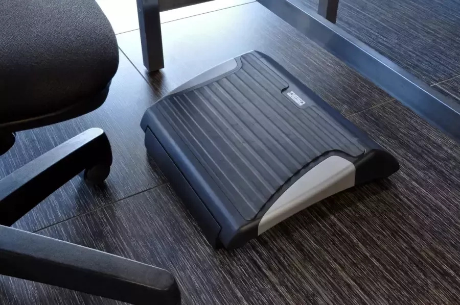 Desq 60072 Voetensteun Voetenbankje Verstelbare voetensteun voor onder bureau Ergonomische voetensteun Kantelbaar in meerdere standen Ergonomisch verantwoorde werkhouding