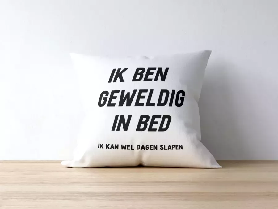 DreamGifts Sierkussen Halloween Kussen Met Tekst: Ik Ben Geweldig In Bed (ik Kan Wel Dagen Slapen) Halloween Decoratie Grappige Cadeaus Geschenk Sierkussen