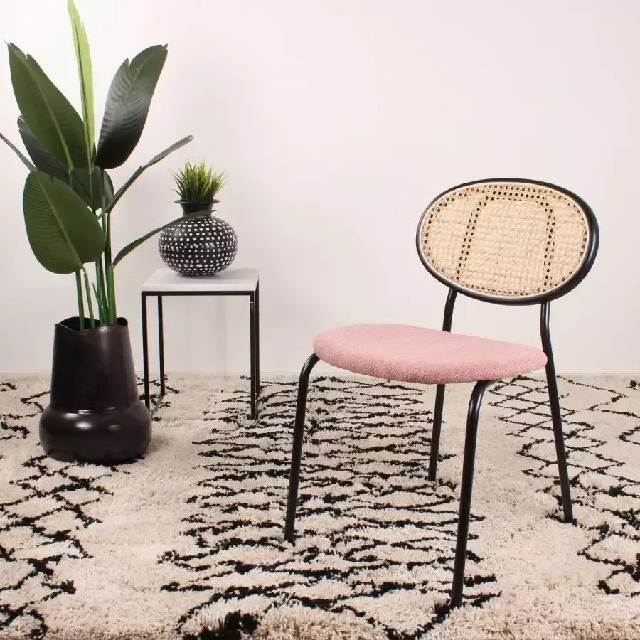 DS4U Cherry Eetkamerstoel Naturel Roze Retro design met eigentijdse touch Gevlochten rattan rugleuning Dikke stoffen zitting (polyester 100.000 martindale) Opvallend en bijzonder design Inclusief zwarte plastic beschermdopjes