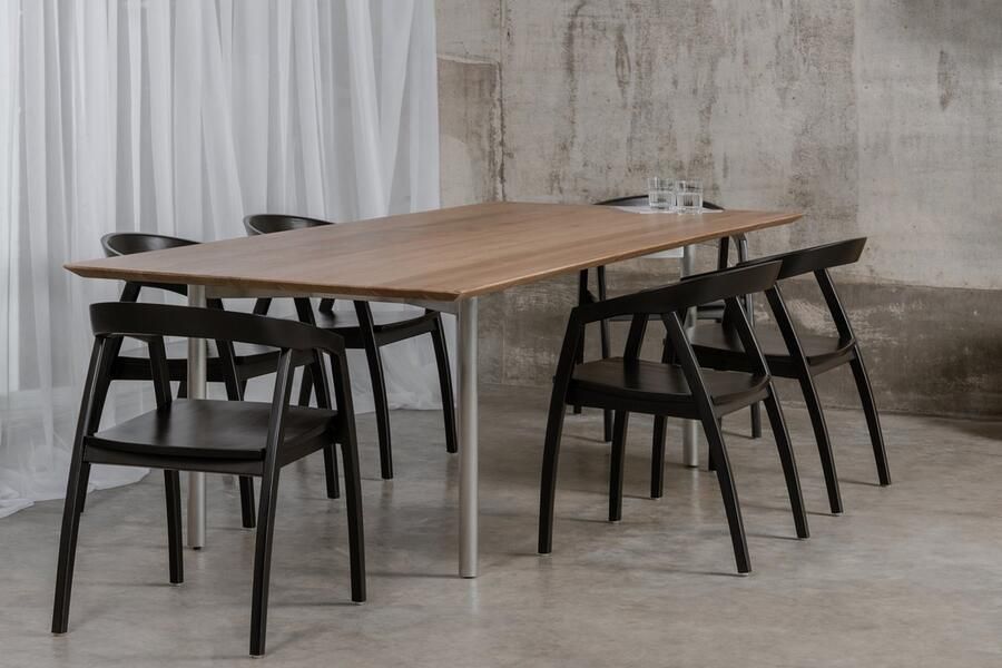 Dua Living Zwart houten design stoel voor de woonkamer teak hout luxe eetkamerstoelen zwart met ultiem zitcomfort modern landelijk design comfort hoogwaardig kwalitatief teakhout premium kwaliteit