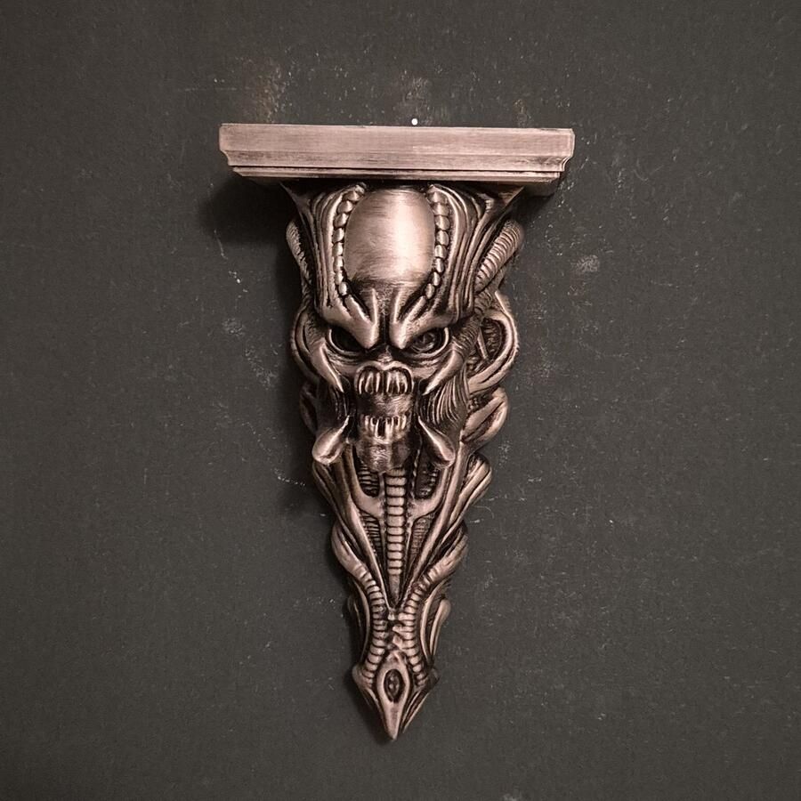 10. Alien Predator Wandplank – Sci-Fi Decoratief Plankje – Unieke Muurdecoratie