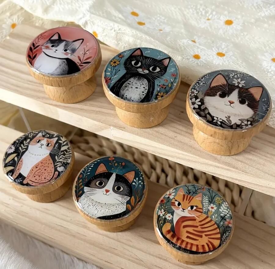 6 stuks Boho Kattenknoppen – Handgemaakte Houten Meubelgrepen – Decoratieve Ladeknoppen met Speelse Katillustraties