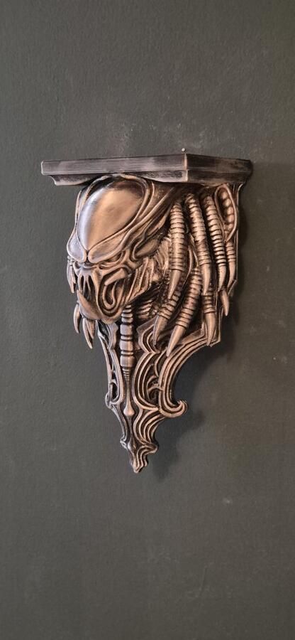 7. Predator Wandplank – Decoratief Plankje met Alien Design – Unieke Sci-Fi Muurdecoratie