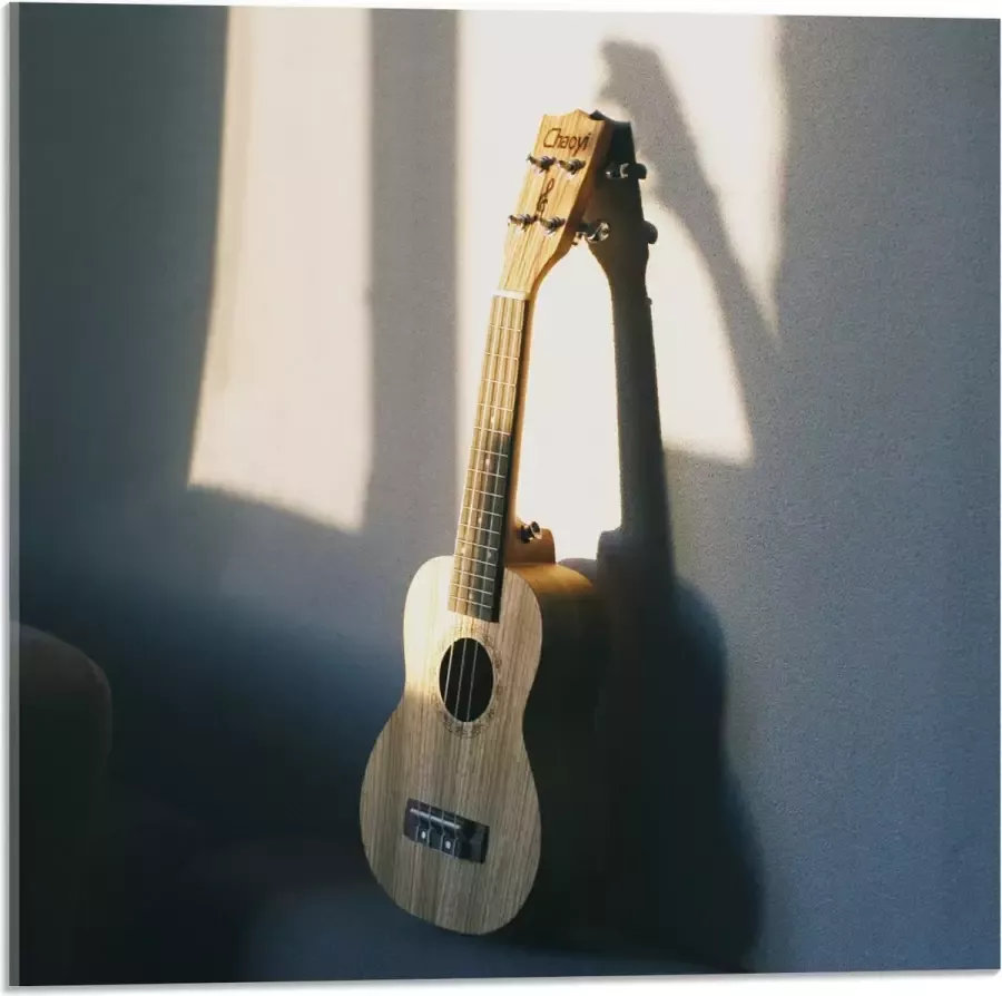 Acrylglas Houten Gitaar op Rand van Bank 50x50 cm Foto op Acrylglas (Wanddecoratie op Acrylaat)