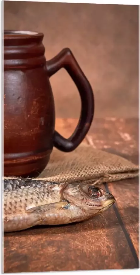 Acrylglas Oude Klassieke Bruine Mok met Vis op Houten Tafel 50x100 cm Foto op Acrylglas (Wanddecoratie op Acrylaat)