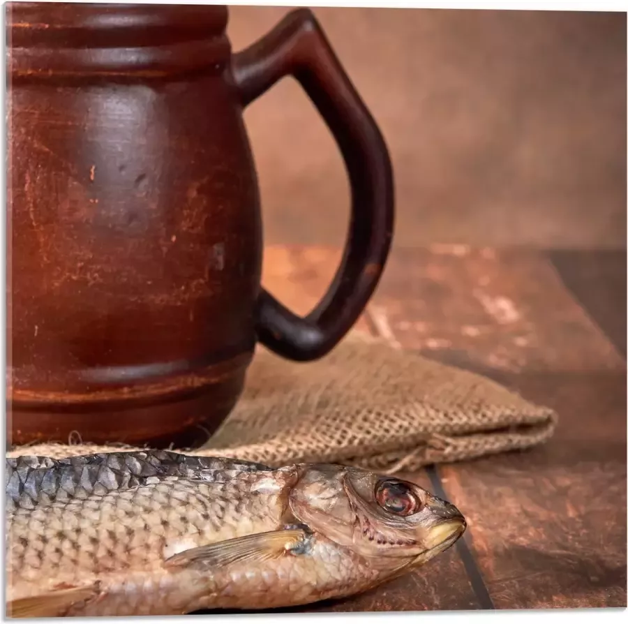 Acrylglas Oude Klassieke Bruine Mok met Vis op Houten Tafel 50x50 cm Foto op Acrylglas (Met Ophangsysteem)