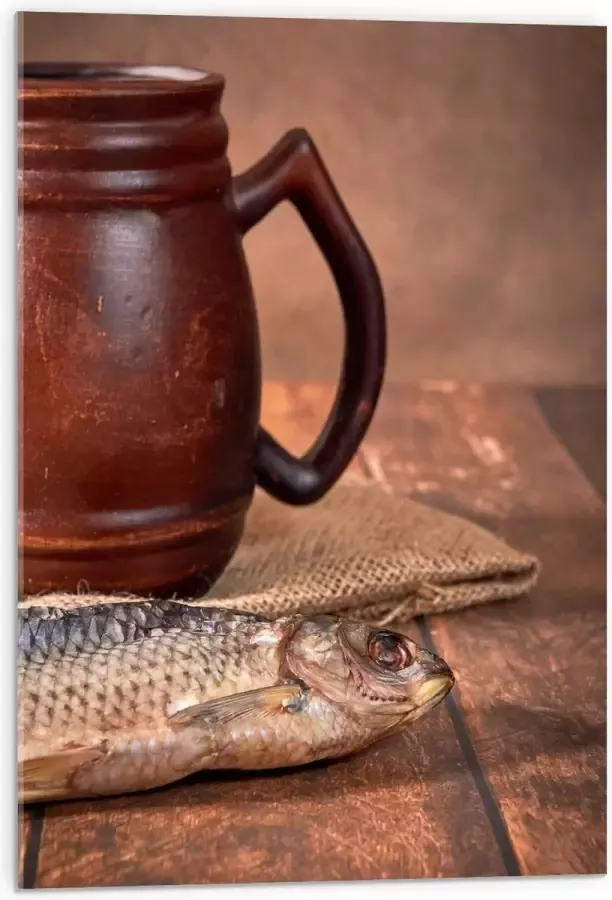 Acrylglas Oude Klassieke Bruine Mok met Vis op Houten Tafel 50x75 cm Foto op Acrylglas (Wanddecoratie op Acrylaat)