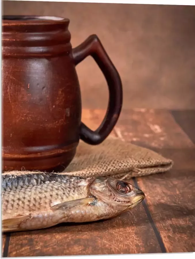 Acrylglas Oude Klassieke Bruine Mok met Vis op Houten Tafel 60x80 cm Foto op Acrylglas (Wanddecoratie op Acrylaat)