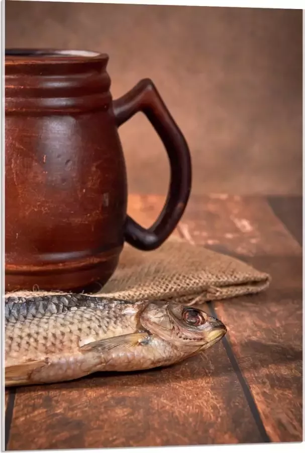 Acrylglas Oude Klassieke Bruine Mok met Vis op Houten Tafel 60x90 cm Foto op Acrylglas (Met Ophangsysteem)