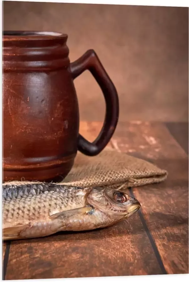 Acrylglas Oude Klassieke Bruine Mok met Vis op Houten Tafel 70x105 cm Foto op Acrylglas (Met Ophangsysteem)