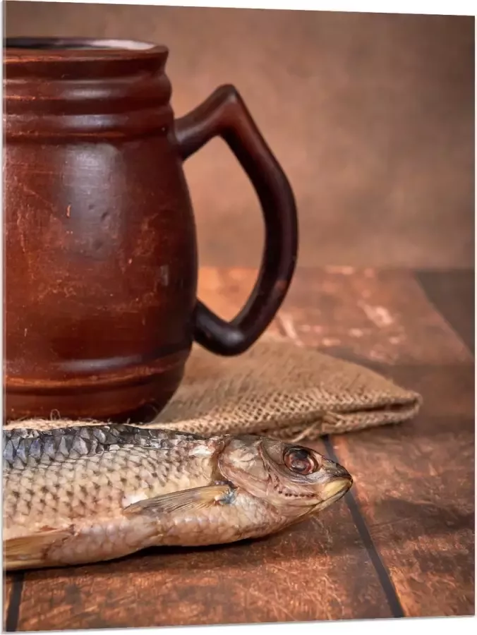 Acrylglas Oude Klassieke Bruine Mok met Vis op Houten Tafel 75x100 cm Foto op Acrylglas (Met Ophangsysteem)