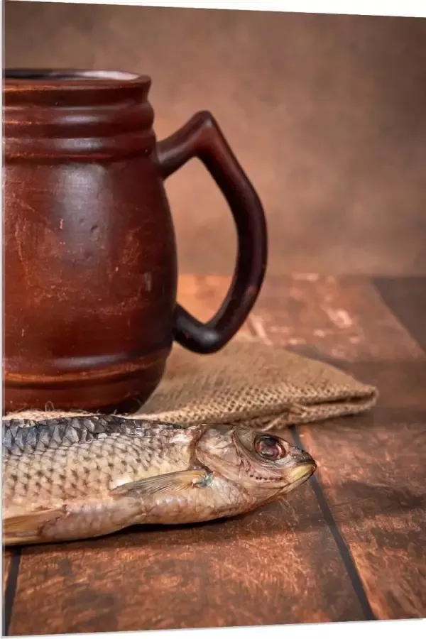 Acrylglas Oude Klassieke Bruine Mok met Vis op Houten Tafel 80x120 cm Foto op Acrylglas (Wanddecoratie op Acrylaat)