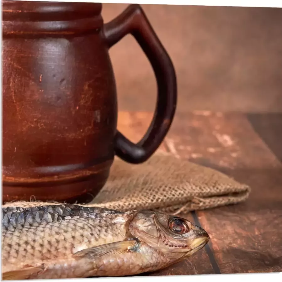 Acrylglas Oude Klassieke Bruine Mok met Vis op Houten Tafel 80x80 cm Foto op Acrylglas (Wanddecoratie op Acrylaat)