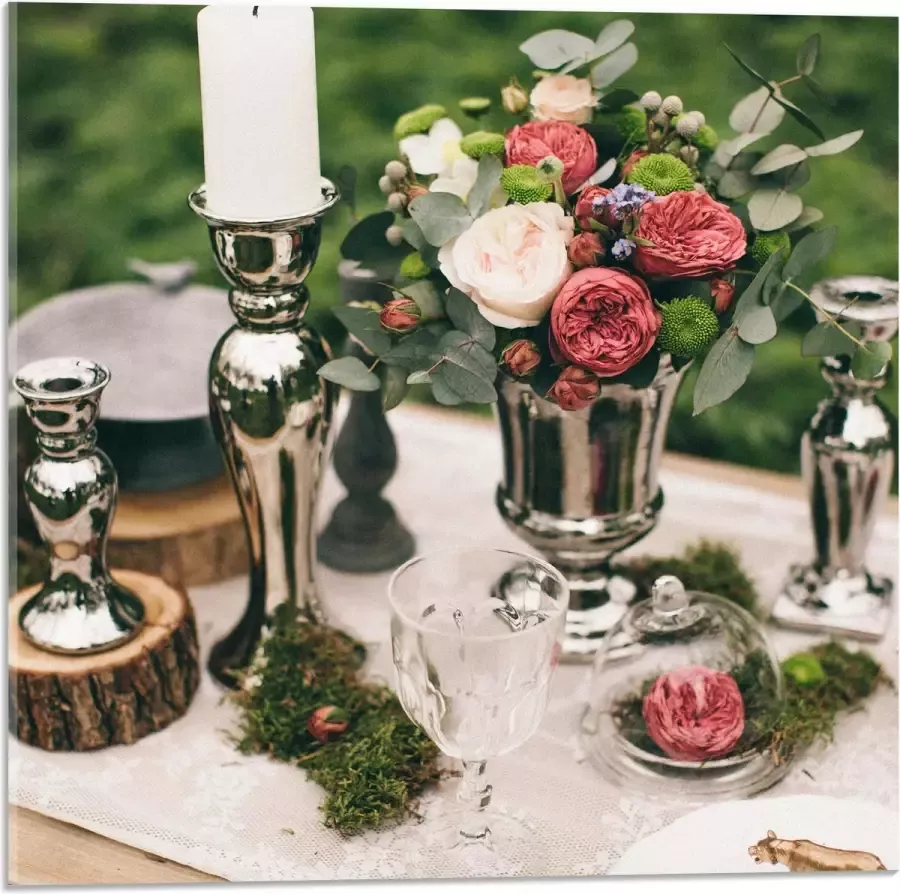 Acrylglas Tafel Versierd met Kandelaren Mos en Bloemen 50x50 cm Foto op Acrylglas (Wanddecoratie op Acrylaat)