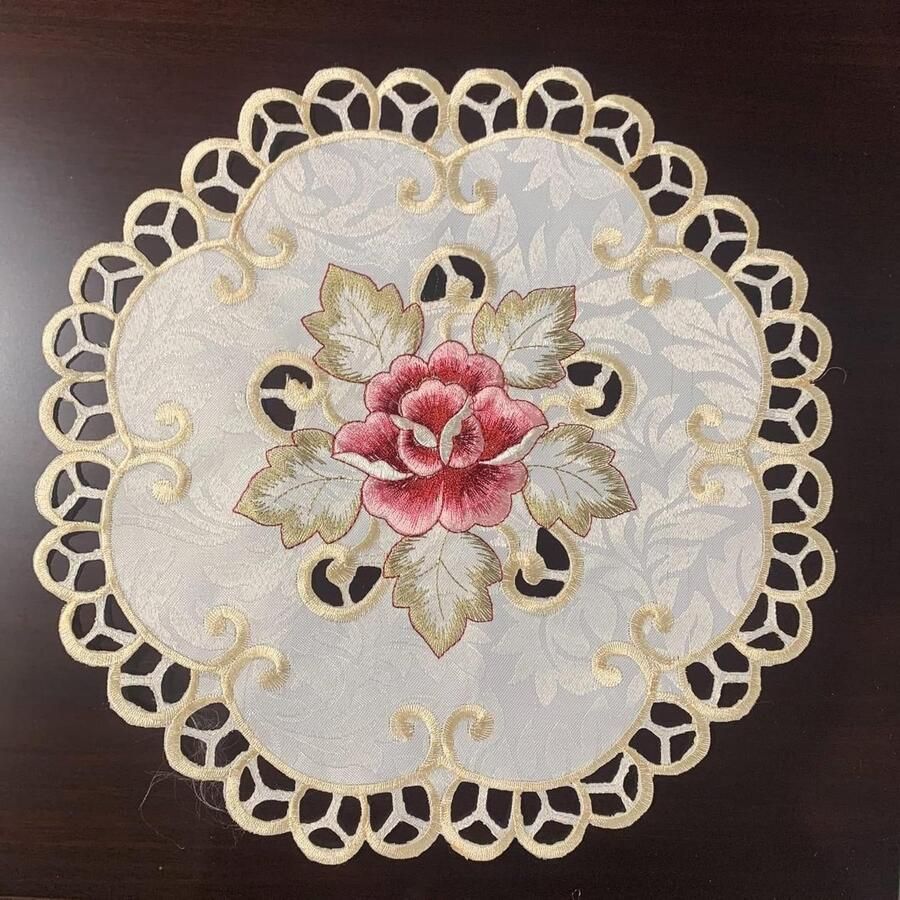 Allecto Plus 4-delig borduurwerk bloemen tafelset met ronde bloemenvorm Goud Decoratie voor eetkamer en keuken