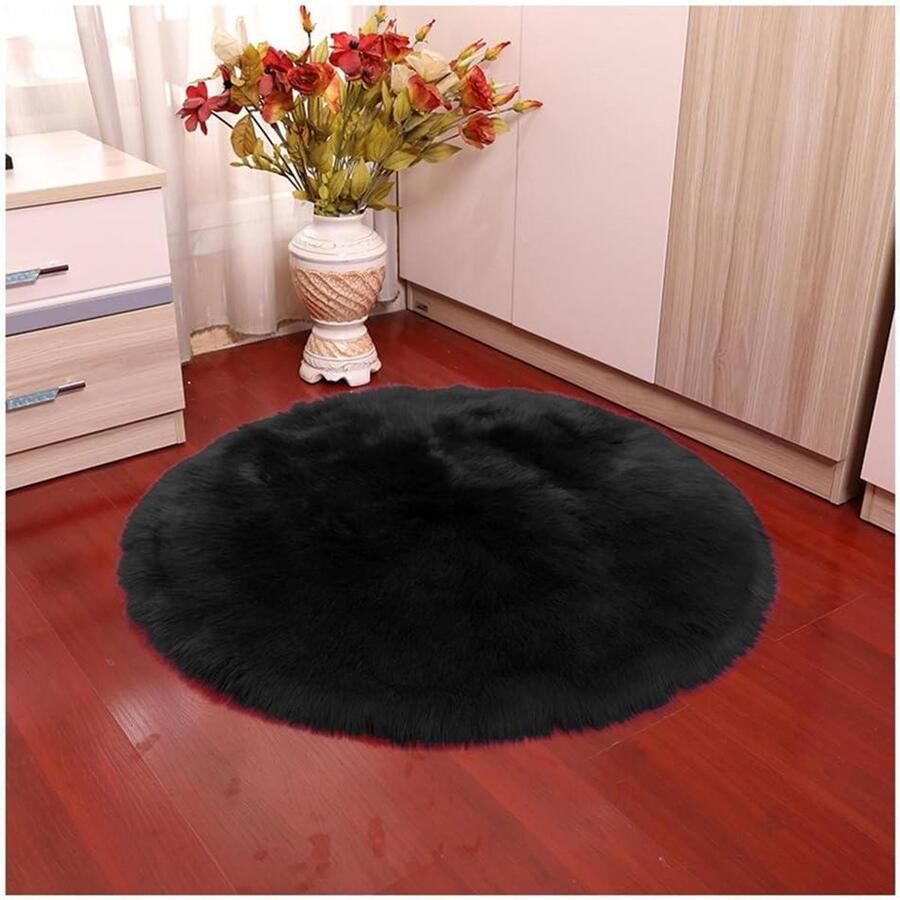 Allecto Plus Rond zwart pluizig faux lamsvacht tapijt 50 x 50 cm Zacht kunstbont voor bed of bank Antislip en wasbaar Woondecoratie met imitatie wol Langharig en pluche Voetmat met een luxe uitstraling