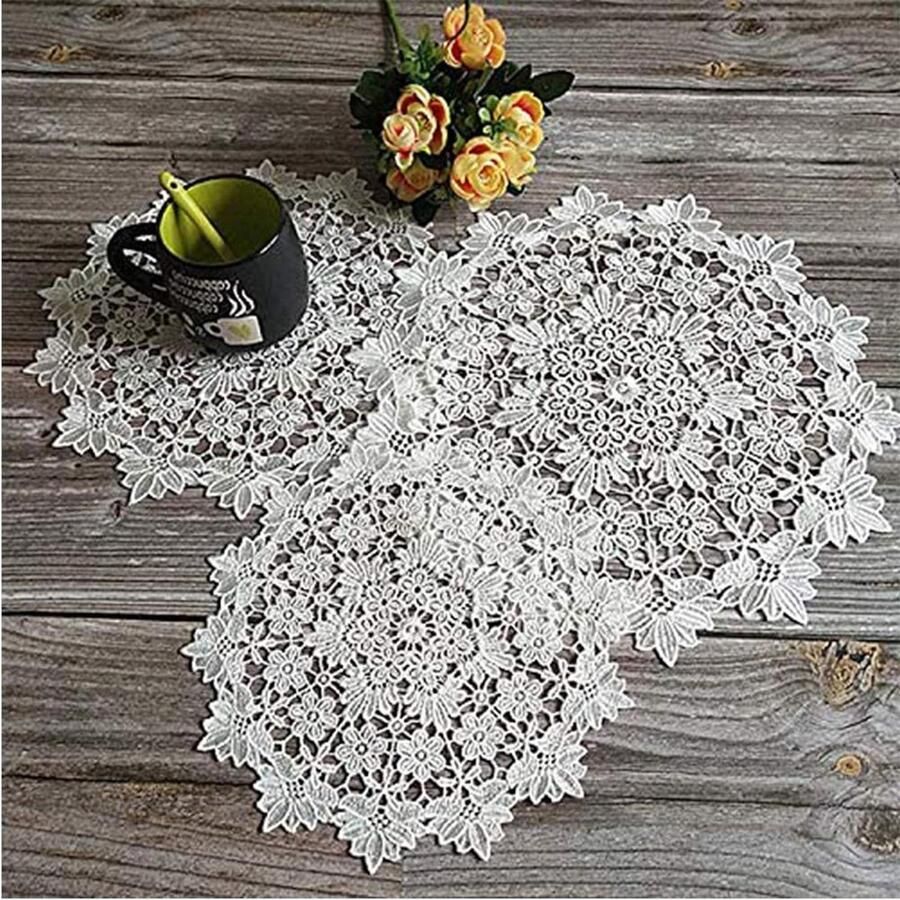 Allecto Plus Ronde geborduurde tafelmat 3-pack Witte kanten dekbedden Geschikt voor kopjes dranken potten en antieke tafelkleden 25 cm