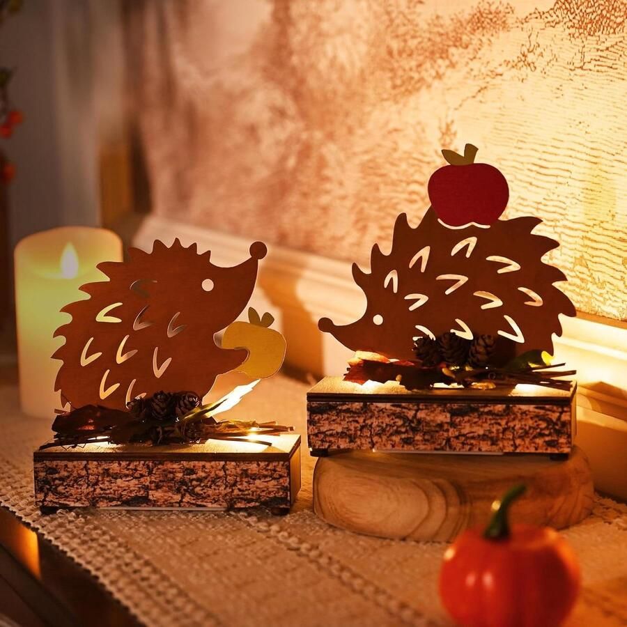 Allecto plus Set van 2 decoratieve figuren egel met LED-timer herfstdecoratie van roestkleurig metaal op houten sokkel. Geschikt als herfstdecoratie interieurornament voor tafel. Voeg een vleugje kleurrijk herfstgevoel toe aan je huis!